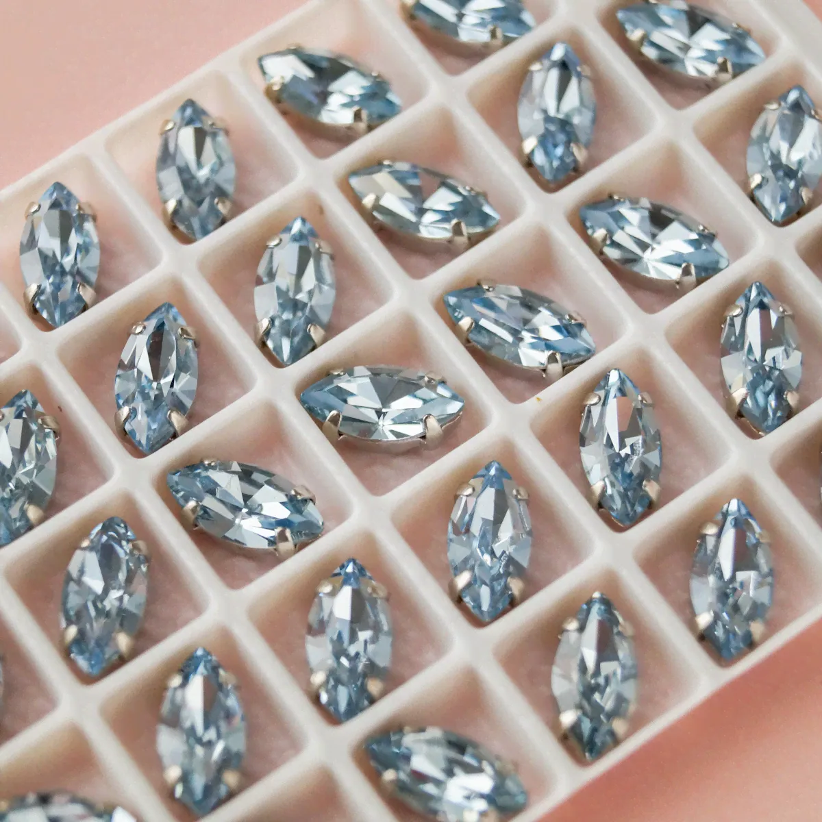 Стразы в оправах Light Sapphire, форма маркиз, качество ААА