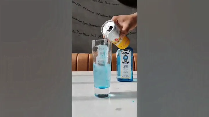 A fine Bombay Sapphire Gin & Tonic with edible paint. I don’t hear me say no to this one…...
