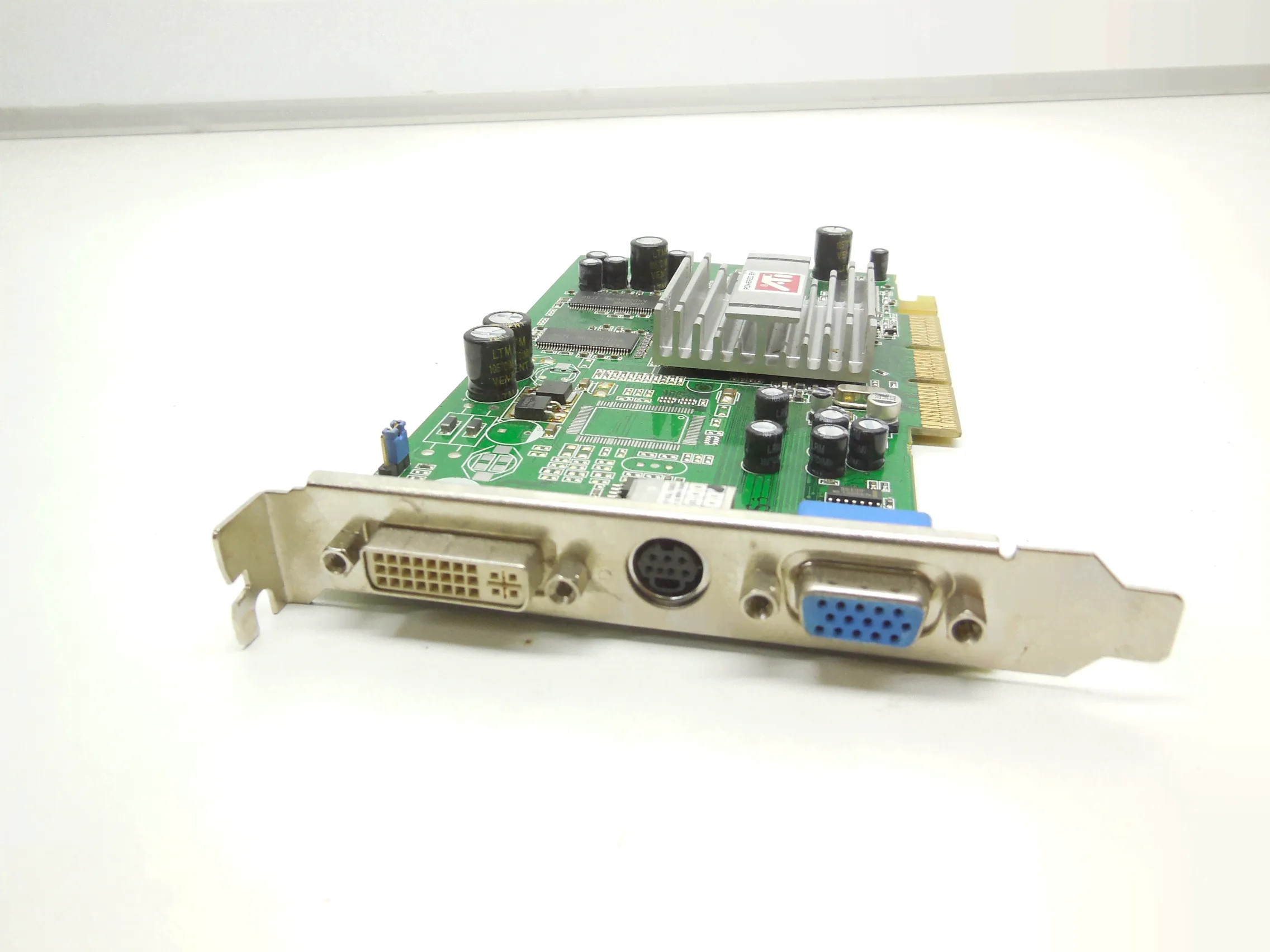 Видеокарта AGP Sapphire Radeon 9200 /128Mb-0